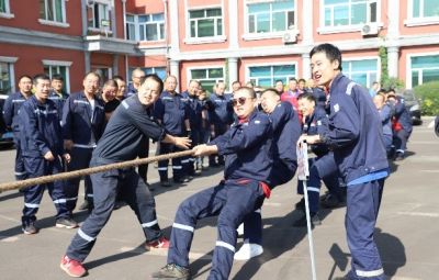 网信快3进行2023“薪火相传 再创鲜丽”职工拔河角逐